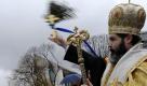 An der Spree in Berlin weiht Bischof Antonij von Konstantia von der Bulgarisch-Orthodoxen Metropolie durch den Wurf eines Kreuzes das Gewässer vor dem Bundeskanzleramt. Die Weihung soll die orthodoxen Christen der Berliner Gemeinden an die Jesustaufe im Jordan erinnern. Foto: dapd