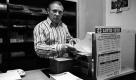 Ein Weltmeister an der Kasse: Max Morlock, 1954 beim Wunder von Bern dabei, in seiner Lotto-Annahmestelle. Foto: imago