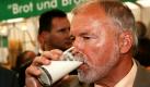 Ministerpräsident Harald Ringstorff (SPD) trinkt am Donnerstag (14.09.2006) während des Eröffnungsrundgangs bei der 16. Landesagrarschau MeLa in Mühlengeez bei Güstrow am Stand einer Großmolkerei ein Glas Buttermilch. Bis Sonntag (17.09.2006) präsentieren rund 950 Aussteller der Land- und Ernährungswirtschaft ihre Erzeugnisse und Dienstleistungen. Gezeigt werden bei der größten Landwirtschaftsschau Norddeutschlands zudem alte und neue Landtechnik und mehr als 1.500 Tiere von rund 100 verschiedenen Rassen. Erwartet werden 60.000 Besucher. Foto: Jens Büttner/lmv (zu lmv 4258 vom 14.09.2006) +++(c) ZB-FUNKREGIO OST - Honorarfrei nur fuer Bezieher des ZB-Regiodienstes+++ Foto: dpa