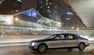 Mit beiter wirkenden Stoßfängern, größerem Kühlergrill und neuer Motorhaube wirken die neuen Maybach jetzt von vorn breiter, was besser mit der Länge von 5,70 oder 6,20 Metern harmoniert. Foto: pi