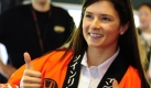 Die Rennfahrerin Danica Patrick trifft sich vor dem Rennen Indy Japan 300 im Rahmen der IndyCar-Serie mit einem Fan. Patrick gewann im vergangenen Jahr als erste Frau dieses Rennen. Foto: ap