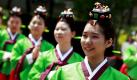 20-jährige junge Frauen nehmen in traditionellen Kostümen an einer Zeremonie in Seoul teil, die den Eintritt ins Erwachsenenalter markiert. Mit der Volljährigkeit erhalten junge Menschen in Südkorea bestimmte Rechte, aber auch Pflichten.  Foto: dpa