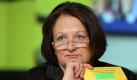 Die bayerische FDP-Landesvorsitzende Sabine Leutheusser-Schnarrenberger blickt am Sonntag (10.04.2011) während des Landesparteitags der Partei in Amberg (Oberpfalz) mit ihrem Delegiertenausweis in der Hand in den Saal. Zum Auftakt des Delegiertentreffens am Vortag war Leutheusser-Schnarrenberger für weitere zwei Jahre in ihrem Amt bestätigt worden - sie erhielt knapp 91 Prozent der Stimmen. Foto: Daniel Karmann dpa/lby +++(c) dpa - Bildfunk+++  Foto: dpa/bundesregierung.de