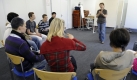 Eine Gebärdensprachdozentin macht am Donnerstag (23.04.2009) in der Paulinenpflege in Winnenden (Rems-Murr-Kreis) eine Gebärde (Unterrichtssituation gestellt). Die soziale Einrichtung bietet ab kommendem Schuljahr ein deutschlandweit einzigartiges Berufskolleg Gebärdensprache an. Hier können Schüler neben der Fachhochschulreife die Besonderheiten der Kommunikation Gehörloser kennenlernen. Foto: dpa