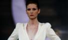 Ein Model präsentiert eine Kreation des italienischen Designers Giorgio Armani auf der Modenschau zur Eröffnung des weltweit ersten Armani Hotels in Dubai. Foto: ap