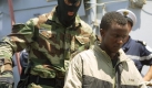 Ein franzsischer Marinesoldat fhrt im kenianischen Mombasa einen festgenommenen somalischen Piraten an Land. Foto: dpa