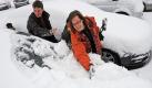 Familie Scheel aus Itzehoe aus Schleswig-Holstein befreit am Donnerstag (20.10.2010) auf dem Feldberg im Schwarzwald ihr Auto vom Schnee. Nach Angaben der Meteorologen hat es in der Nacht zehn bis 15 Zentimeter geschneit. Es kam zu Verkehrsbehinderungen. Foto: Patrick Seeger dpa/lsw +++(c) dpa - Bildfunk+++ Foto: dpa