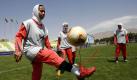 Die iranische Frauenfußball-Nationalmannschaft darf an den Olympischen Spielen für Jugendliche teilnehmen, hat die Fifa entschieden. Die Spielerinnen müssen dafür allerdings auf ihre traditionellen Kopftücher verzichten und stattdessen eine Mütze tragen, entschied der Weltverband. Foto: ap