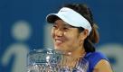 Da staunt Li Na: Der Pokal von Sydney hat schon einiges an Gewicht. Zumal die Chinesin mit dem Gewinn der Generalprobe für die Australian Open nun weit mehr im Fokus steht. Foto: Paul Miller. Foto: dpa
