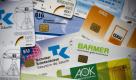 ARCHIV: Krankenversichertenkarten von privaten und gesetzlichen Krankenversicherungen, aufgenommen in Berlin (Foto vom 10.06.09). Die Erhoehung der Krankenkassenbeitraege durch die schwarz-gelbe Koalition wird nach Ansicht des Deutschen Industrie- und Handelskammertages (DIHK) rund 50.000 Arbeitsplaetze vernichten. DIHK-Chefvolkswirt Volker Treier sagte der Financial Times Deutschland (Dienstagausgabe vom 13.07.10) laut Vorabbericht, das ergebe sich aus Berechnungen seiner Organisation. Die Kapazitaeten der Unternehmen in Deutschland sind immer noch unterausgelastet, sagte Treier. Da sind hoehere Arbeitskosten genau das Falsche. (zu ddp-Text) Foto: Michael Kappeler/ddp Foto: ddp