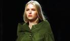 Ein Model präsentiert auf der Mailänder Modewoche eine Kreation des Labels Aigner.  Foto: dpa