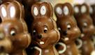 In der Confiserie Felicitas GmbH im brandenburgischen Hornow stehen Schokoladenosterhasen auf einem Tisch. Die Produktion der handgefertigten Schokoladenerzeugnisse läuft derzeit auf Hochtouren, täglich werden bis zu 400 Kilogramm Schokolade verarbeitet. Foto: dpa