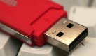 So klein, dass man sie schnell zu Hause liegen lässt: USB-Sticks und -karten. Sehr vergessliche Naturen nutzen die Möglichkeit, ein Band am Stick zu befestigen und an der Kleidung zu befestigen.


 Foto: ddp