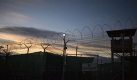 File - In this file image reviewed by the U.S. Military, the sun rises over Guantanamo detention facility, at the U.S. Naval Base, in Guantanamo Bay, Cuba, Nov. 19, 2008. The White House acknowledged for the first time Friday Sept. 25, 2009 that it might not be able to close the U.S. military prison at Guantanamo Bay by January as President Barack Obama has promised. Senior administration officials told The Associated Press that difficulties in completing the lengthy review of detainee files and resolving thorny legal and logistical questions mean the president's self-imposed January deadline may slip. (AP Photo/Brennan Linsley, File) Foto: ap