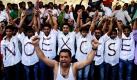 Textilarbeiter demonstrieren im indischen Ahmadabad und beginnen damit einen zweitägigen Streik. Damit protestieren die Angestellten gegen die verordnete 10-prozentige Steuerpflicht auf Markenware. Foto: dapd