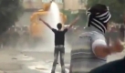 In Syrien geht das Regime von Präsident Baschar al-Assad auch zu Beginn des islamischen Opferfestes Eid al-Adha mit brutaler Gewalt gegen Demonstranten vor. Mindestens 44 Zivilisten kamen nach Angaben von Menschenrechtsaktivisten am Wochenende ums Leben. 16 von ihnen wurden am Sonntag erschossen, als sie am wichtigsten Feiertag der Muslime an den Massenprotesten gegen die Regierung teilnahmen. Brennpunkte waren erneut die Hochburgen der Demokratiebewegung Homs, Hama und Idlib. Die Arabische Liga plant nun eine Krisensitzung. Foto: dpa