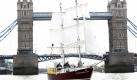 Die TS Caroline Allen, die hier auf der Themse vor der Tower Bridge in London segelt, gilt mit einer Länge von 30 Fuß (rund 10 Meter) gerade noch so als Großschiff. Das Schiff wird vor allem zur Ausbildung genutzt: Vor allem junge Seeleute ab 10 Jahren können hier das Segeln lernen. Foto: ap