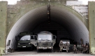 Soldaten der Bundeswehr stehen und sitzen in einem Shelter auf dem Fliegerhorst Trollenhagen bei Neubrandenburg. Bei der bislang größten Kampfübung in der Geschichte der deutschen Luftwaffe testet die Nato derzeit auf dem Fliegerhorst Trollenhagen die Einsatzbereitschaft deutscher und finnischer Kampf-Jets im Krisenfall. Foto: ddp