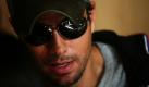 Der spanische Sänger Enrique Iglesias kurz nach seiner Landung im Flugstützpunkt in Carolina, Puerto Rico. Der Künstler beginnt seine Euphoria World Tour in dem südamerikanischen Land. Dort wird er von seinen Fans sehnlichst erwartet: Seit acht Jahren stand Iglesias auf der karibischen Insel nicht mehr auf der Bühne. Foto: dpa