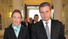 Ein Vierteljahrhundert liegen zwischen EU-Kommissar Gnther Oettinger und seiner Lebensgefhrtin Friederike Beyer. Elf Monate nach der Trennung von seiner ersten Frau stellte der CDU-Politiker die Hamburger Eventmanagerin 2008 der ffentlichkeit als seine Freundin vor. Foto: dapd