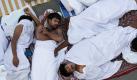 Muslim pilgrims take a rest after the noon prayer in Mina near Mecca, Saudi Arabia, Sunday, Nov. 14, 2010. The annual Islamic pilgrimage draws 2.5 million visitors each year, making it the largest yearly gathering of people in the world.(AP Photo/Hassan Ammar) Foto: dapd