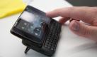 Nokias N900 will wenig Handy und viel Surftablett sein - wenn auch in einer Minivariante. Foto: Flickr/ackarus