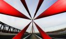 Die neue Niederrhein-Brücke wird in Wesel für den Verkehr freigegeben. Das Milliardenprojekt Ortsumgehung Wesel geht in die nächste Bauphase: Damit der Verkehr auf der neu errichteten Niederrhein-Brücke künftig vierspurig rollen kann, wird die Querung von diesem Samstag an für etwa zehn Tage gesperrt. In diesem Zeitraum soll die neue Rheinbrücke mit der Lippebrücke, die direkt ins Weseler Zentrum führt, verbunden werden. Foto: dpa
