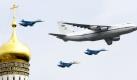 Russische Kampfjets und ein Transportflugzeug überfliegen den Kreml während einer Generalprobe für eine Siegesparade in Moskau. Foto: ap