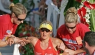Nicht jeder hat beim Zieleinlauf noch so viel Kraft zum Lachen wie die Britin. Kathrin Pätzold beendete den Ironman 2007 in völliger Erschöpfung - war als 14. aber immer noch beste Deutsche. Foto: dpa