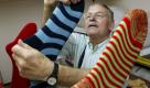 Praktisch, aber nicht liebevoll. Socken braucht zwar jeder, aber wirklich Freude bereiten sie bei der Bescherung nicht. Es sei denn, sie sind mühevoll selbstgestrickt und kringeln sich in den Lieblingsfarben. Foto: ddp