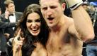 Der König Arthur Abraham ist geschlagen, die Cobra Carl Froch feiert. Gemeinsam mit seiner Frau, dem Model Rachael Coardingly bejubelt der Brite seinen Sieg im WM-Kampf im Supermittelgewicht nach WBC-Version. Und die Gattin reckt den Sieger-Finger. Foto: dapd