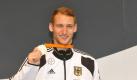 Nicolas Limbach freut sich über seine WM-Silbermedaille. Foto: Orietta Scardino. Foto: dpa