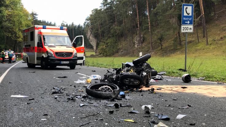 Ein 74-jähriger Motorroller-Fahrer hatte beim Überholen zwei entgegenkommende Biker übersehen.