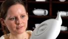 Annett Geyer, Marketingassistentin in der Könitz Porzellan GmbH (Landkreis Saalfeld-Rudolstadt), zeigt am Dienstag (06.02.2007) eine Kanne aus der neuen Porzellanserie 'Tea Story', die das Traditionsunternehmen erstmals auf der internationalen Konsumgütermesse 'Ambiente' vom 09. bis 13. Februar 2007 präsentieren wird. Die Tassen, Kannen, Becher und Accessoires sind aus sehr hochwertigem, hoch gebranntem, transparenten Porzellan gefertigt und sollen vor allem anspruchsvolle Teetrinker ansprechen. Foto: Jan-Peter Kasper/lth +++(c) ZB-FUNKREGIO OST - Honorarfrei nur fuer Bezieher des ZB-Regiodienstes+++ Foto: ZB-Regiodienstes