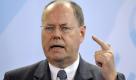 Bundesfinanzminister Peer Steinbrück (SPD) gibt am Donnerstag (24.09.2009) im Bundeskanzleramt in Berlin eine Pressekonferenz vor dem Abflug zum G20-Gipfel im amerikanischen Pittsburgh. Er will sich bei dem Gipfel kurz vor der Bundestagswahl vor allem für die Verabschiedung von Richtlinien für die Vergütung der Bankmanager und schärfere Regeln zur Eigenkapital-Ausstattung der Finanzinstitute einsetzen. Im Vorfeld des Treffens war unklar, ob die USA und Großbritannien hier voll mitziehen.

 Foto: dpa