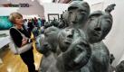 Kunst aus Thüringen betrachten Besucher auf der Messe artthuer in Erfurt. Bis zum 7. November zeigen in der Thüringenhalle 131 ausgewählte Künstler mehr als 3000 Arbeiten. Angeboten werden Malerei, Zeichnungen, Grafik, Skulpturen, Fotografie, Schmuck, Videokunst, Installationen sowie Objekte aus Keramik, Metall, Glas und Holz. Das diesjährige Motto der Messe, die der Landesverband Bildender Künstler organisiert hat, lautet Kunst sammeln - Originale kaufen.  Foto: dpa