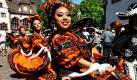 Eine Tanzgruppe aus Mexiko zieht durch das schweizerische Freiburg. Um auf das derzeit in Basel stattfindende Militärmusik-Festival Basel Tattoo aufmerksam zu machen, unternahm eine Delegation von rund 300 Blasmusikern, Dudelsackspielern und Trommlern der internationalen Veranstaltung einen Abstecher in das benachbarte Freiburg. Foto: dpa