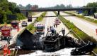 Schlimme Zerstörung nach schwerem Unfall bei Ludwigshafen auf der Autobahn 61 in Richtung Koblenz: Laut Angaben der Polizei war ein Lkw ungebremst auf einen Kleintransporter aufgefahren und hatte diesen auf den vorausfahrenden Autotransporter geschoben. Der Autotransporter kippte daraufhin um und fing an zu brennen. Der Fahrer des Lastkraftwagen starb bei dem Unfall. Foto: ddp