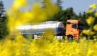 Ein Tanklastzug fährt in Bayern auf der Autobahn 9 an einem Rapsfeld vorbei. Biokraftstoffe als Alternative zu Benzin werden in der Öffentlichkeit immer dann interessant, wenn die Spritpreise steigen. Seit dem 1. Januar 2003 sind Biokraftstoffe in Deutschland legal. Foto: ddp