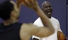 ... im Jahr 2006 ging der Stella Award an Allen Ray Heckard. Der verklagte den ehemaligen Basketball-Superstar Michael Jordan und das Unternehmen Nike auf 832 Millionen Dollar für den seelischen Schaden. Den habe er erlitten, klagt Heckard, weil er dem Basketballer so ähnlich sehe - und stets mit ihm verwechselt werde. Im Jahr zuvor übrigens sollte Zauberer David Copperfield vor Gericht. Der Kläger behauptete, selbst Gott zu sein. Und weil Copperfield ihm seine göttlichen Kräfte stehlen würde, müsse der ihn am Gewinn beteiligen. Foto: dapd
