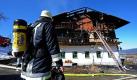Ein Feuerwehrmann steht vor einem ausgebrannten Hotel in Lohberg in der Oberpfalz. Bei dem Brand ist ein Schaden von mehreren hunderttausend Euro entstanden. Drei Menschen wurden leicht verletzt. Die 35 Gäste von dem Hotel blieben unversehrt.  Foto: dpa