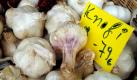 ARCHIV - Ein Korb mit Knoblauch steht in einem Geschäft in Berlin (Archivfoto vom 20.06.2003). US-Forscher haben die lange bekannte, aber bisher nicht ergründete Heilwirkung von Knoblauch aufgeklärt. Demnach werden die chemischen Substanzen des Zwiebelgewächses von den roten Blutzellen des Menschen zum Botenstoff Schwefelwasserstoff H2S verwandelt. Schwefelwasserstoff entspannt die Blutgefäße und verbessert dadurch die Blutzirkulation im Körper, wie Gloria Benavides und Kollegen von der Universität von Alabama in Birmingham in den «Proceedings» der US-Akademie der Wissenschaften berichten. Volksglauben und Medizin schreiben Knoblauch seit langem eine gesundheitsfördernde Wirkung zu. Den Autoren zufolge senkt das Zwiebelgewächs das Risiko für Herzerkrankungen durch Bluthochdruck, erhöhtes Blutfett (Cholesterin) und andere Faktoren. Foto: Silke Reents (zu dpa 0292 vom 15.10.2007) ACHTUNG SPERRFRIST 15. Oktober, 23.00 Uhr +++(c) dpa - Bildfunk+++
pixel Foto: ddp