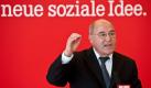 Gregor Gysi ist seit 2005 Fraktionsvorsitzender der Linken im Bundestag. Dem wortgewandten Rechtsanwalt kommt die Ehre zu, als allererster Vorsitzender der PDS in die gesamtdeutschen Annalen eingegangen zu sein.  Foto: dpa