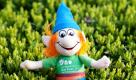 Blütenbert, das Maskottchen der Landesgartenschau, wurde von den Ausstellern bereits sachgemäß in einer Hecke in Bad Essen positioniert. Ab Freitag können die Besucher der niedersächsischen Gartenbauausstellung im Osnabrücker Land dem Gnom dann Hallo sagen. Foto: dpa