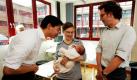 Bundesgesundheitsminister Philipp Rösler (FDP, links) besucht die Kinderarztpraxis von Christoph Berns (rechts) in Berlin während der Untersuchung des eine Woche alten Willy. Rösler wollte sich bei dem Besuch über die Arbeitsbedingungen niedergelassener Ärtze informieren. Foto: dpa