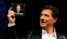 Der Musiker Udo Jürgens posiert zur Präsentation seines neuen Albums Der ganz normale Wahnsinn mit einer CD in der Hand. Das Album, das ab morgen im Handel erhältlich ist, hat Jürgens mit zwei Orchestern eingespielt um den Klang einer reichen Instrumentierung zu erreichen.  Foto: dpa