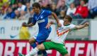 Bremens Philipp Bargfrede (r) versucht Hoffenheims Roberto Firmino am Dribbling zu hindern. Foto: dpa