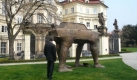 Die Skulptur Quo Vadis von David Cerny, ein Trabbi auf vier Beinen, erinnert im Hof der Prager Botschaft an jene Ereignisse vor 20 Jahren, von denen Genscher heute sagt: Das war der erste schwere Schlag gegen die Mauer gewesen. Foto: ddp