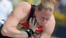 Die dreifache Vizeweltmeisterin Nadine Kleinert steht bei der Leichtathletik-WM in Daegu im Finale. Die 35-jährige Magdeburgerin kam in der Qualifikation auf 18,75 Meter. Ebenfalls bei der Medaillenvergabe dabei ist Christina Schwanitz (Thum). Sie stieß mit 19,20 Metern Saisonbestleistung. Hingegen schied Kleinerts Clubkollegin Josephine Terlecki mit schwachen 17,85 aus.  Foto: dpa