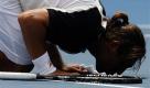 Marcos Baghdatis aus Zypern küsst den Court, nachdem er in Sydney ein Match gegen Viktor Troicki aus Serbien gewonnen hat. Baghdatis gewann das Spiel mit 7:5 und 6:3. Foto: ap